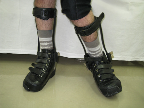 写真２．短下肢装具靴型装具付き（左Tストラップ）