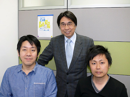 左から：永野　修、佐谷秀行（教授）、石本崇胤（当時、共同研究員；現在、熊本大学大学院生命科学研究特任助教）バックは私たちの発表内容が採用されたCancer Cell (v.19, no.3, 2011)の表紙