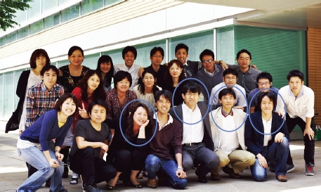 左から、松田助教、柚崎教授、筆者、掛川講師