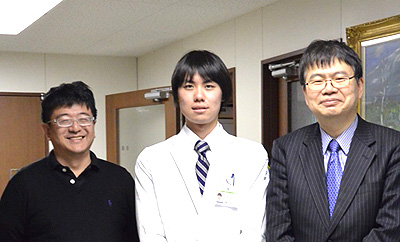 左：赤松和土（順天堂大学ゲノム・再生医療センター特任教授）、中央：筆者、右：岡野栄之（生理学教室教授)