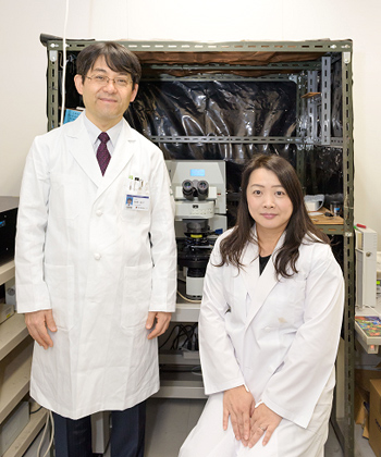 左：柚崎通介(生理学教室教授)、右：筆者