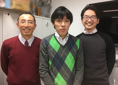 左：佐野元昭（内科学教室（循環器）准教授）、中央：筆者、右：遠藤仁（内科学教室（循環器）特任講師）