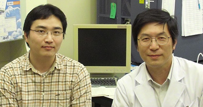 左：七田崇、右：吉村昭彦（微生物学・免疫学教室教授）