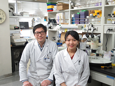 左：吉村昭彦（微生物学・免疫学教室教授）、右：伊藤美菜子（同特任助教）