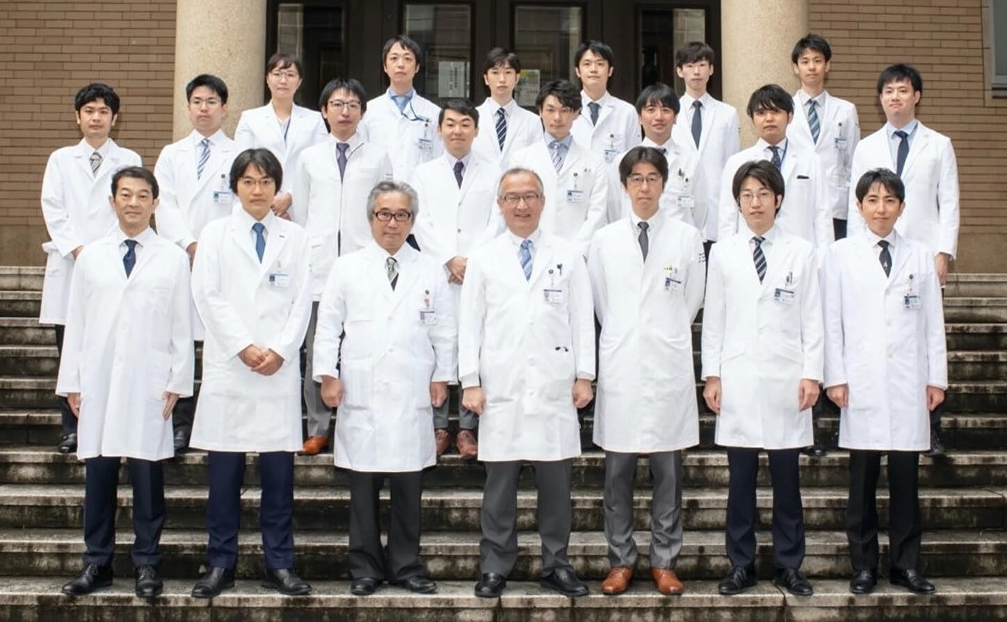 写真前面中央：金井隆典（内科学教室（消化器）教授、IBD（炎症性腸疾患）センター長）