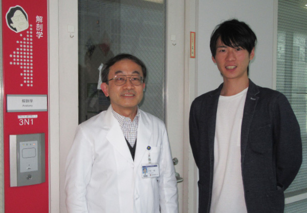 左より：仲嶋一範（解剖学教室教授）、大島鴻太（同教室共同研究員、論文発表当時 医学部6年）